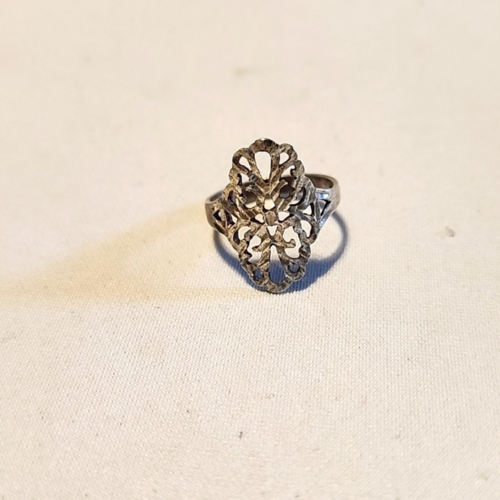 Rare Vintage women's silver Ornate ring size 5/6.